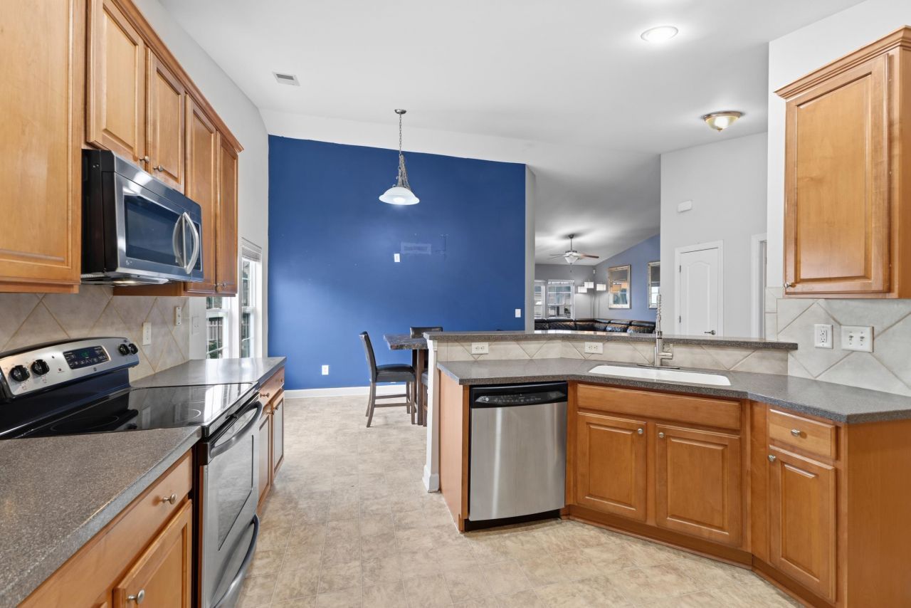 687 Twinflower St. Photo 8