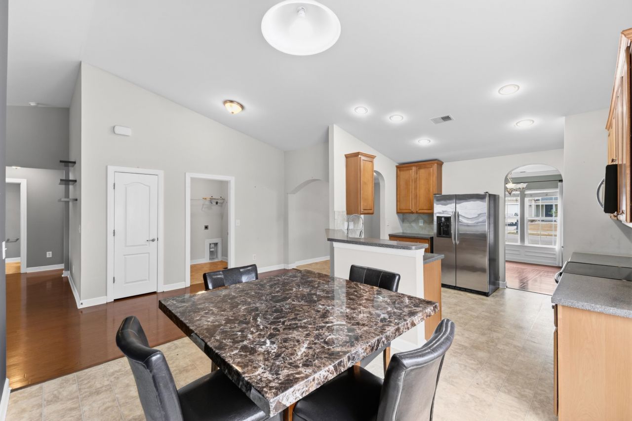 687 Twinflower St. Photo 9