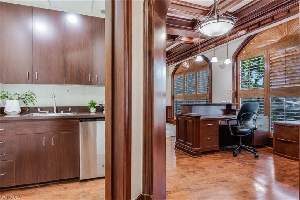 599 Tamiami Trl N, Unit 101, Naples, FL 34102 Photo