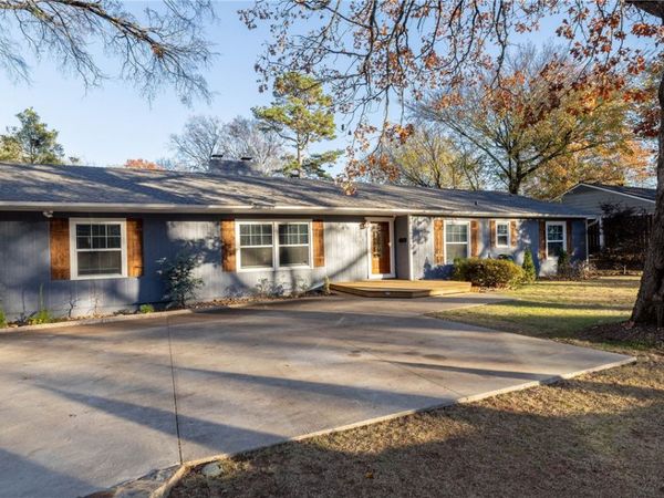 1136 N Hillcrest Avenue , Fayetteville, AR 72703