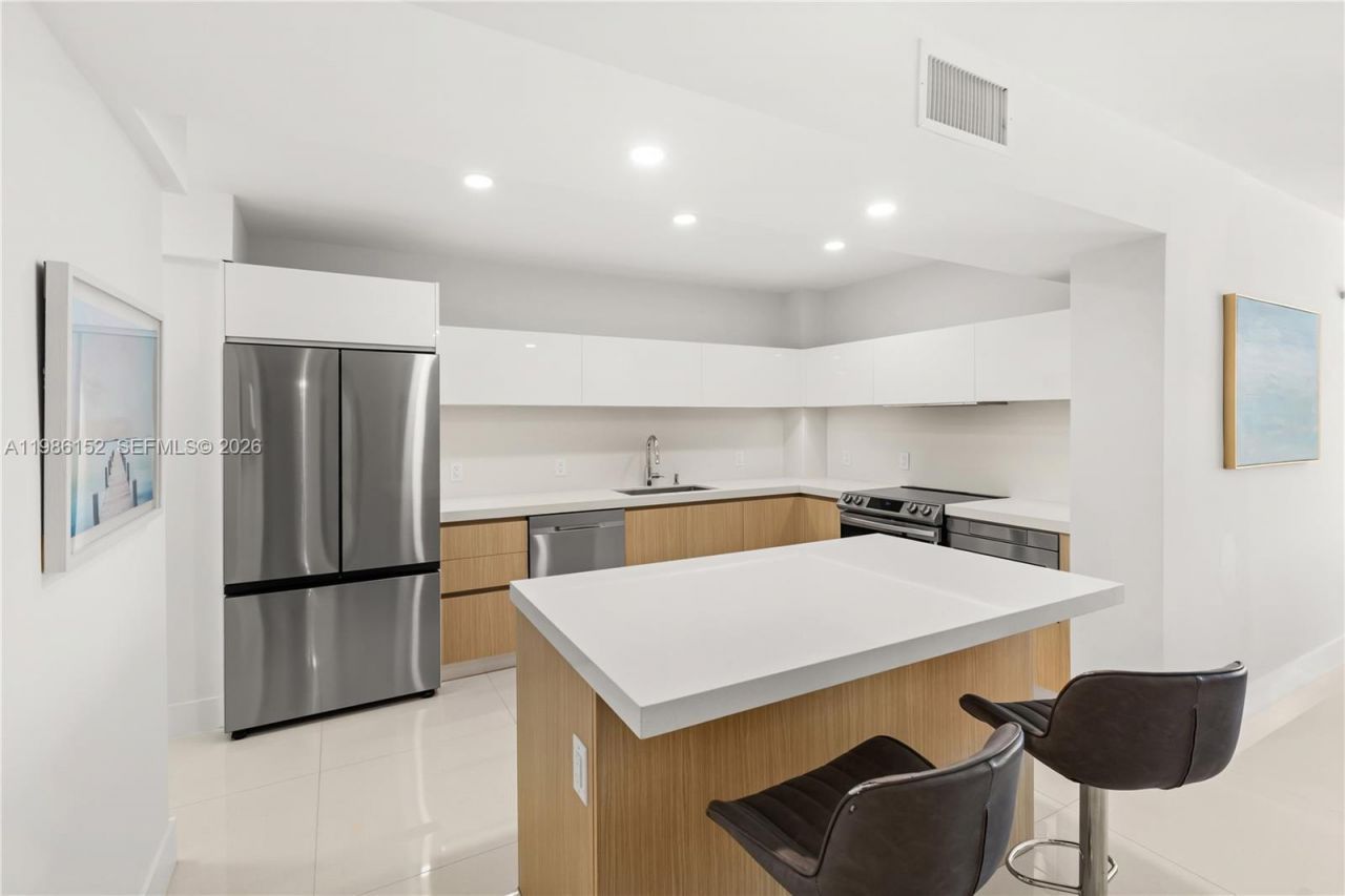 5825 Collins Ave , Unit 10E, Miami Beach, FL 33140 Photo