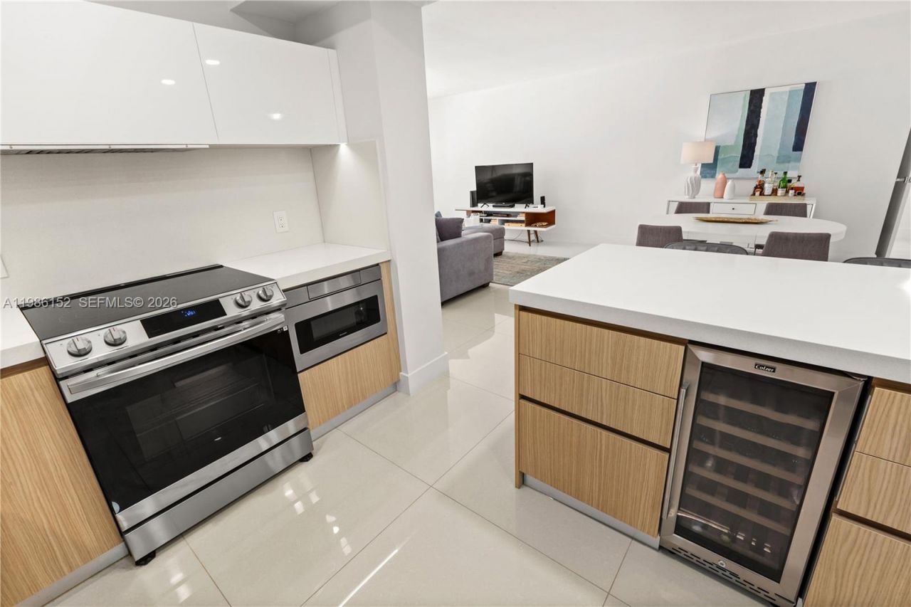 5825 Collins Ave , Unit 10E, Miami Beach, FL 33140 Photo