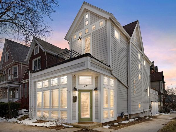 1725 N Astor STREET, Milwaukee, WI 53202