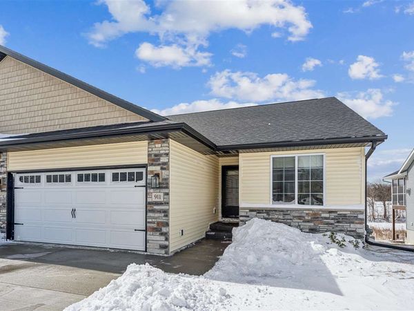 911 Hillside Dr, Tiffin, IA 52340