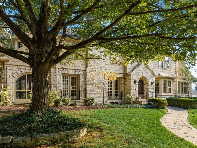 2165 S Parkway Drive , Columbus, OH 43221 Photo 2