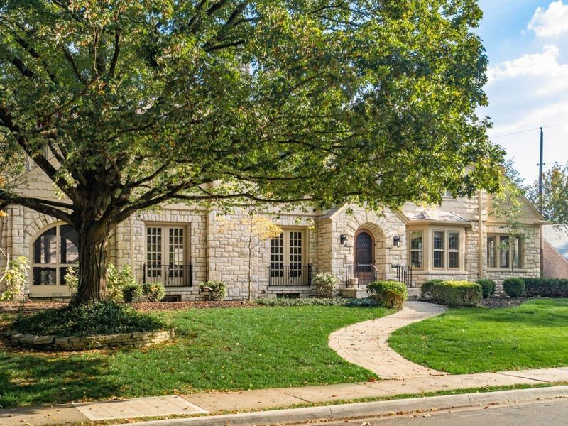 2165 S Parkway Drive , Columbus, OH 43221 Photo 5