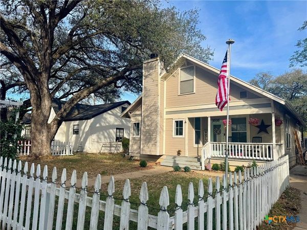 802 Hudgins Street , Smithville, TX 78957