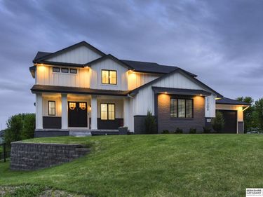 21209 Walnut Circle, Elkhorn, NE 68022
