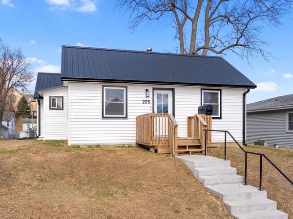 205 W 7TH ST, Muscatine, IA 52761