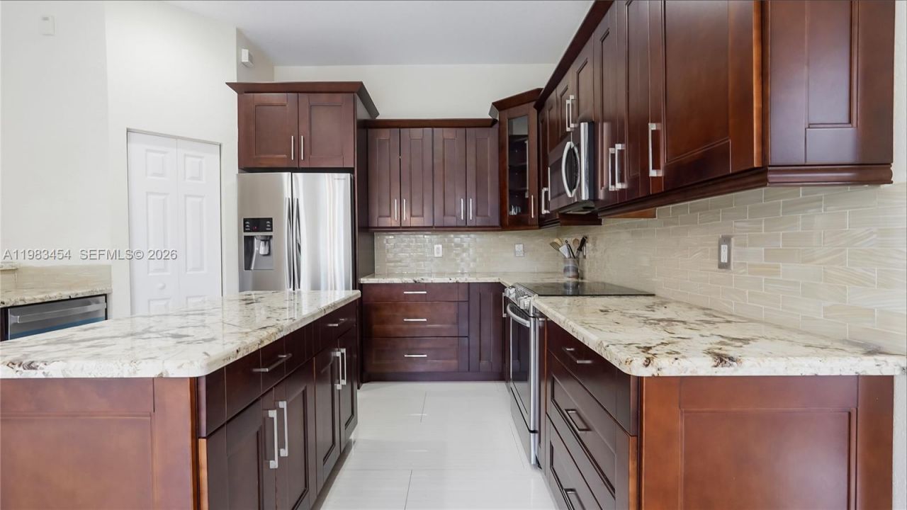 1646 Victoria Pointe Ln , Weston, FL 33327 Photo