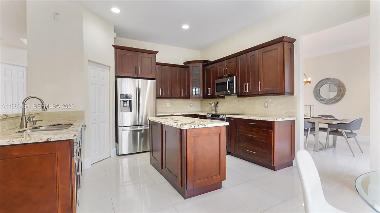 1646 Victoria Pointe Ln, Weston, FL 33327 Photo