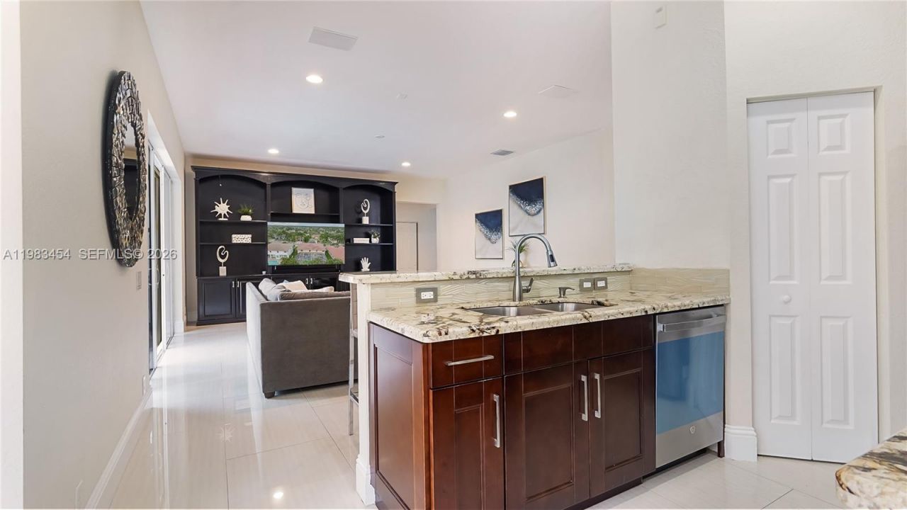 1646 Victoria Pointe Ln , Weston, FL 33327 Photo