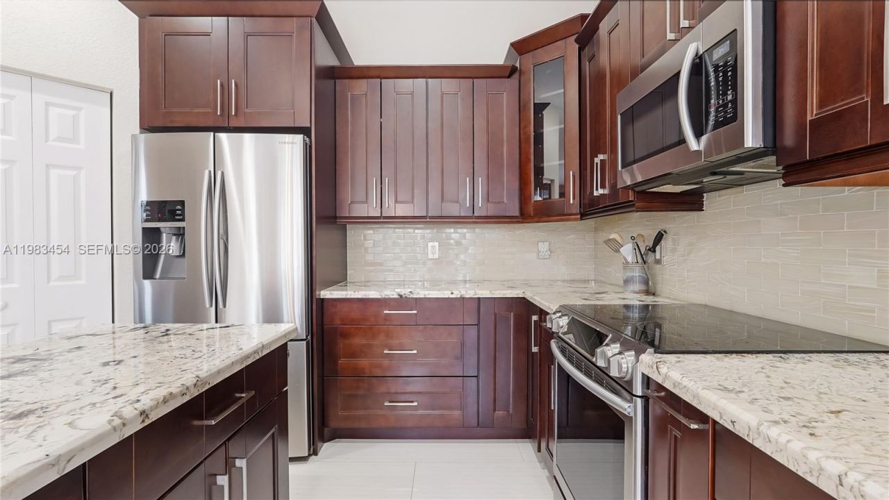 1646 Victoria Pointe Ln , Weston, FL 33327 Photo