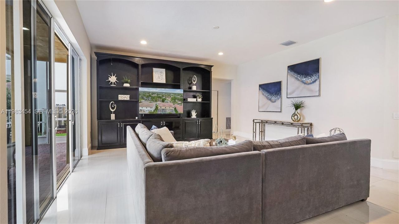 1646 Victoria Pointe Ln , Weston, FL 33327 Photo