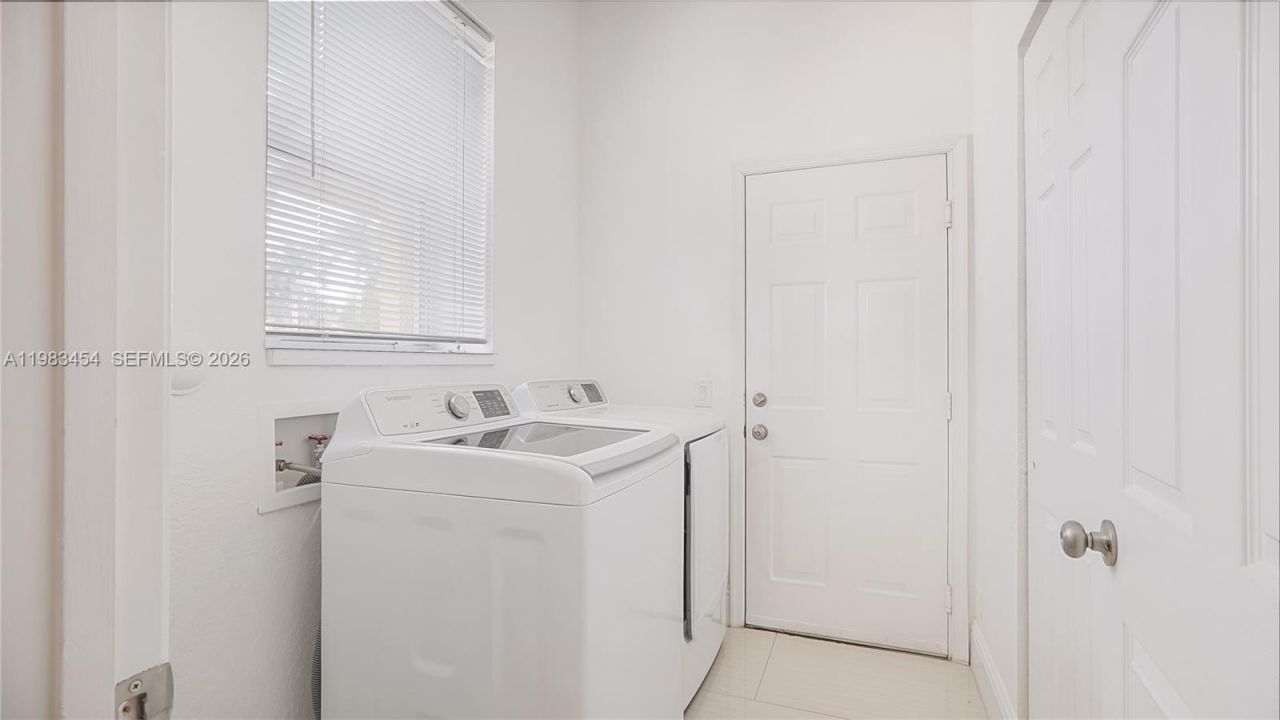 1646 Victoria Pointe Ln , Weston, FL 33327 Photo