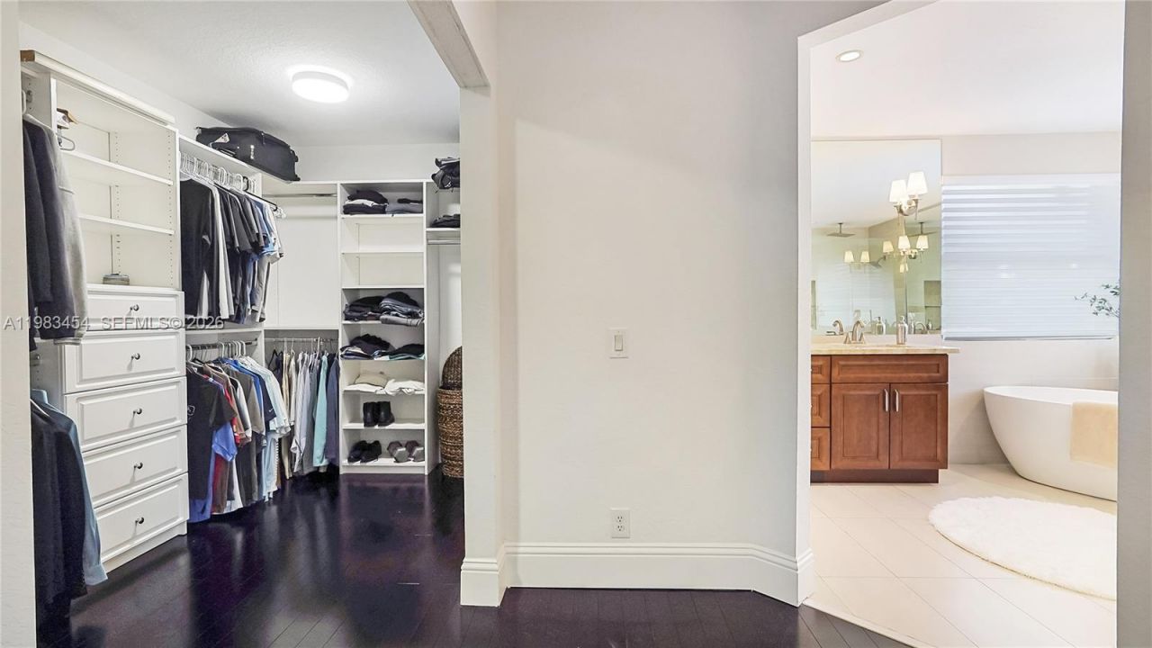 1646 Victoria Pointe Ln , Weston, FL 33327 Photo