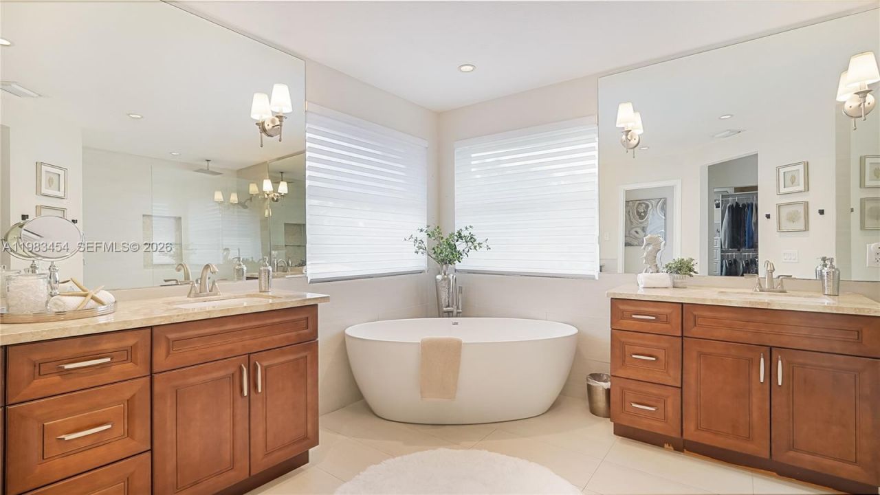 1646 Victoria Pointe Ln , Weston, FL 33327 Photo