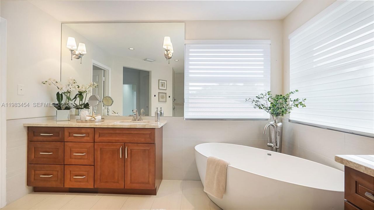 1646 Victoria Pointe Ln , Weston, FL 33327 Photo