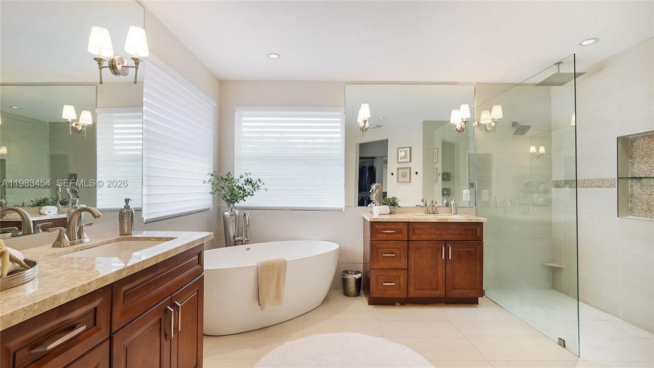 1646 Victoria Pointe Ln , Weston, FL 33327 Photo