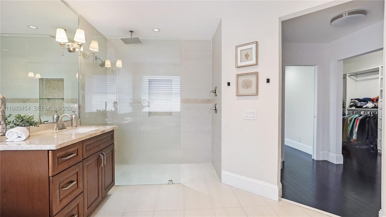 1646 Victoria Pointe Ln , Weston, FL 33327 Photo