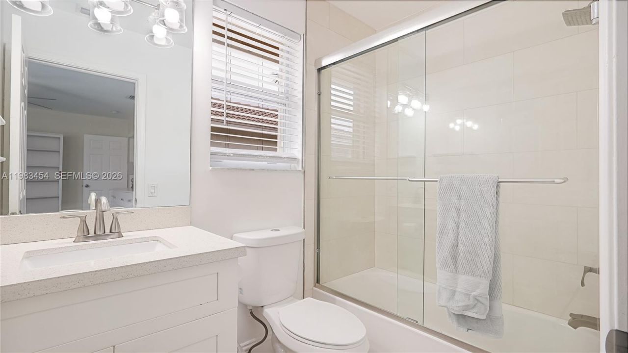 1646 Victoria Pointe Ln , Weston, FL 33327 Photo