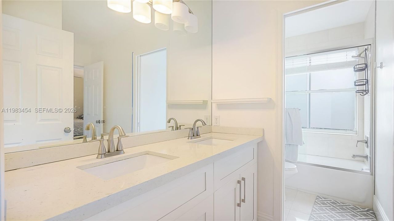 1646 Victoria Pointe Ln , Weston, FL 33327 Photo