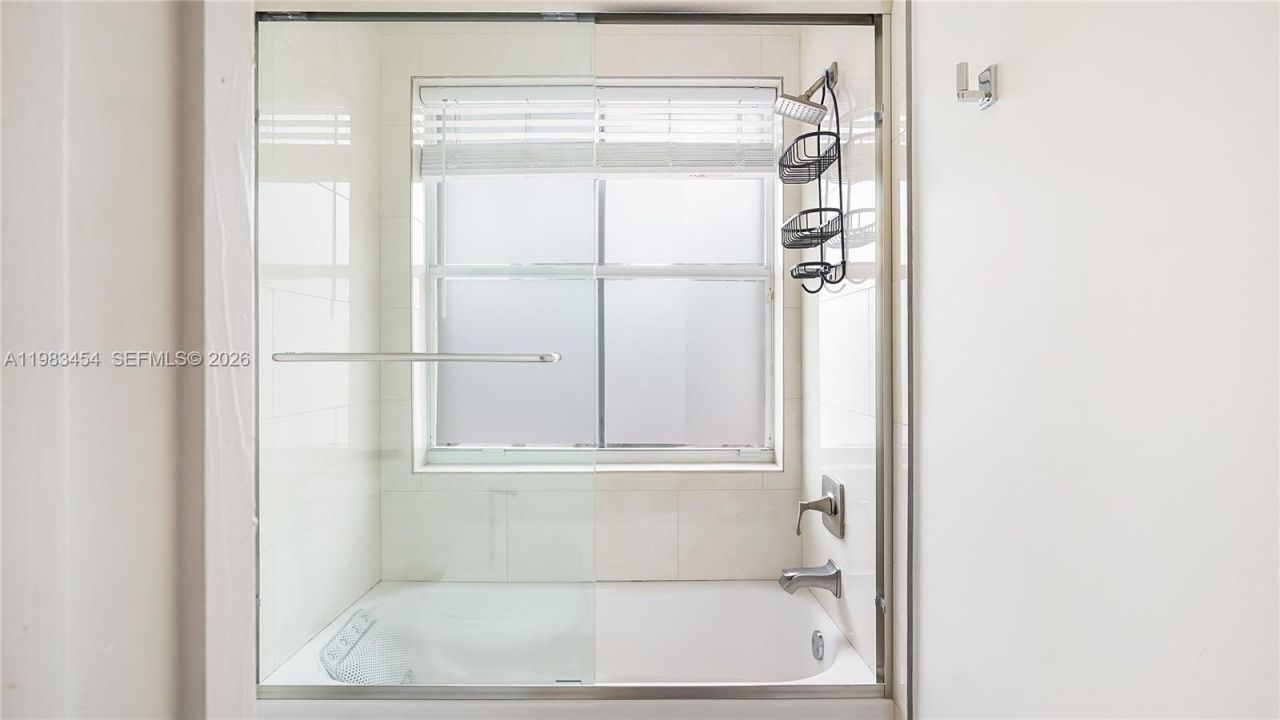 1646 Victoria Pointe Ln , Weston, FL 33327 Photo