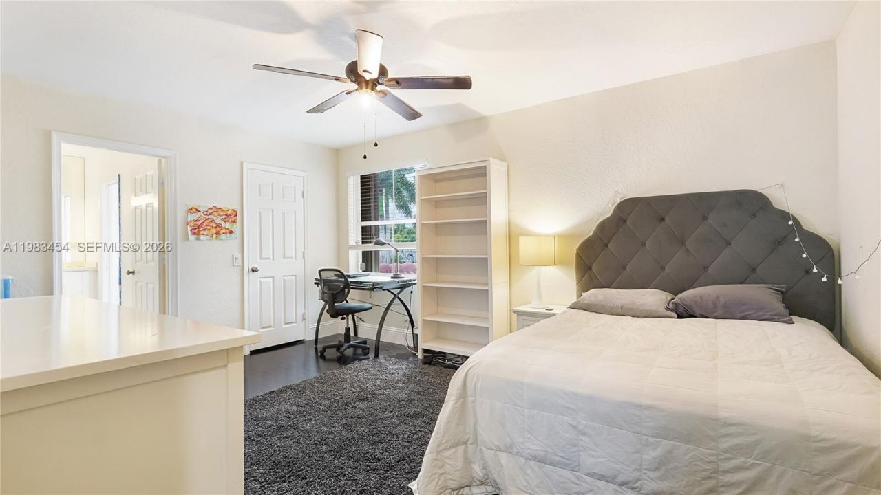 1646 Victoria Pointe Ln , Weston, FL 33327 Photo