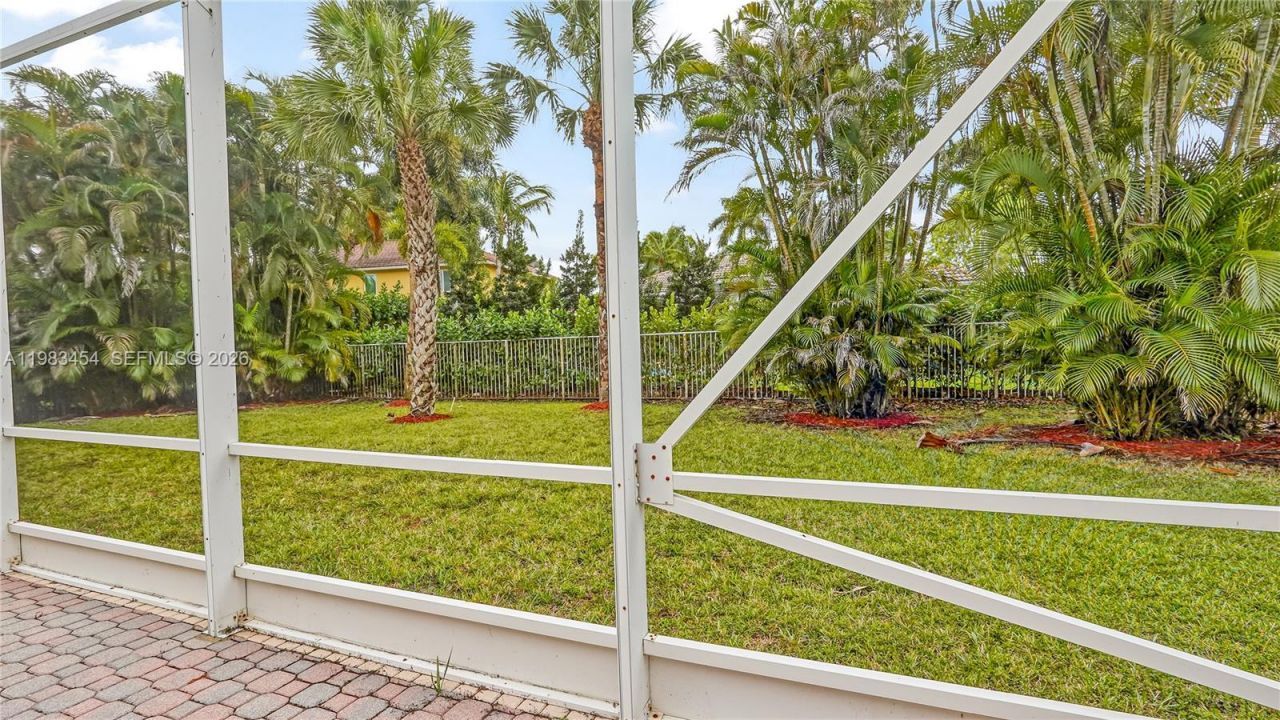 1646 Victoria Pointe Ln, Weston, FL 33327 Photo