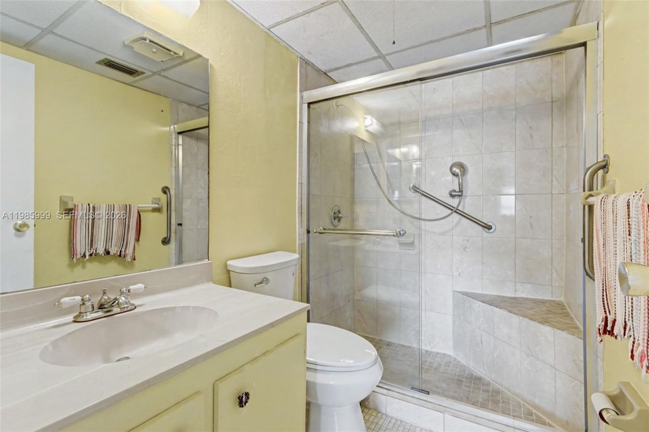 1020 Country Club Dr , Unit 305, Margate, FL 33063 Photo