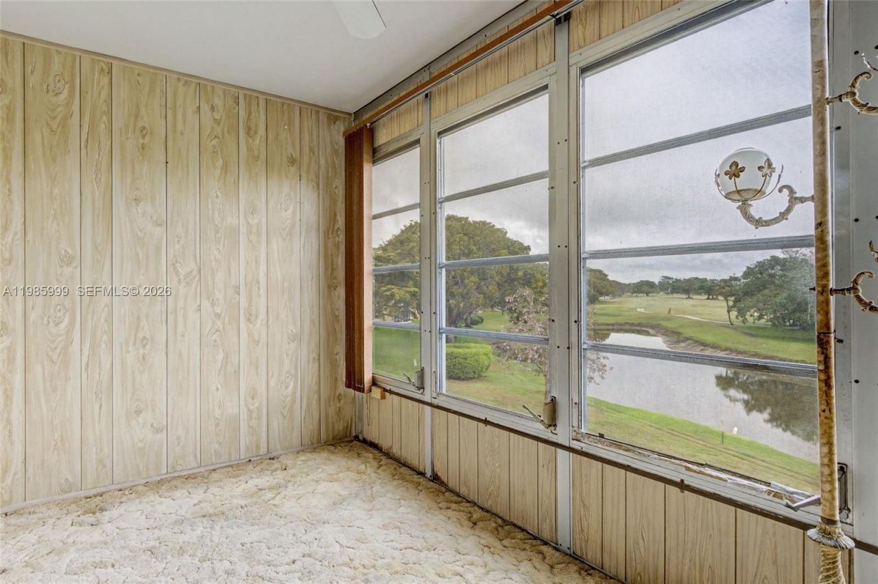 1020 Country Club Dr , Unit 305, Margate, FL 33063 Photo