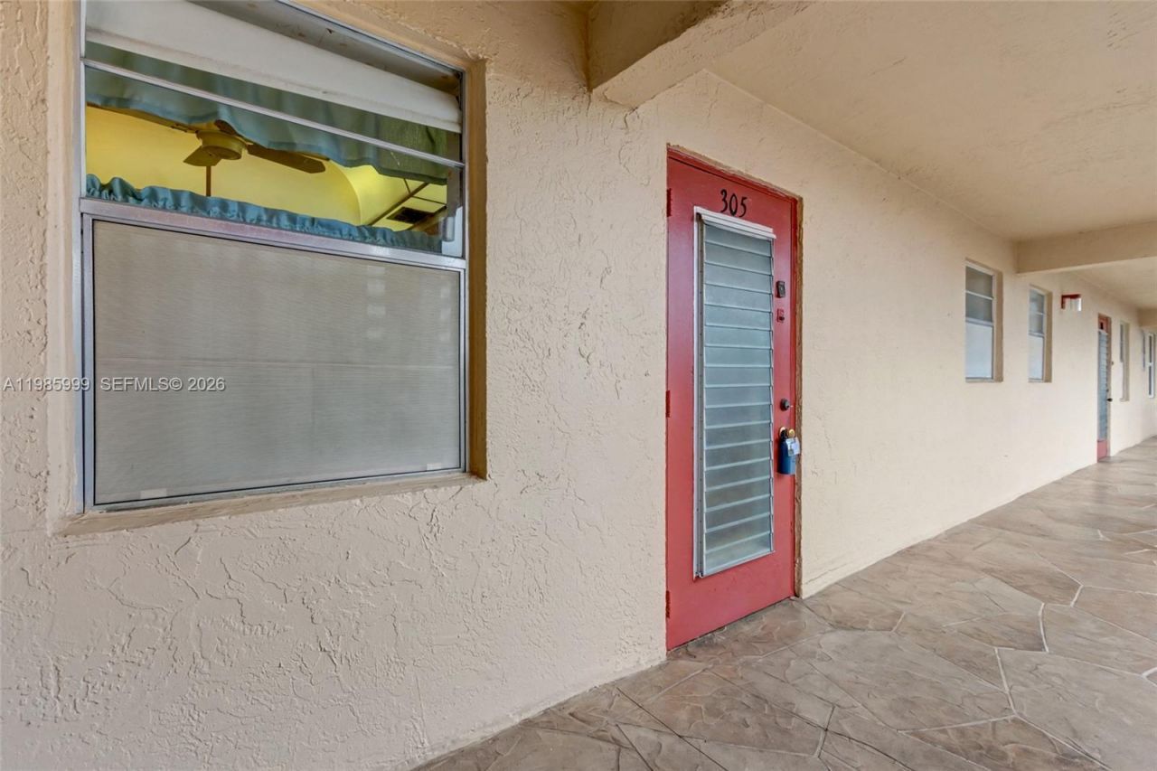 1020 Country Club Dr , Unit 305, Margate, FL 33063 Photo