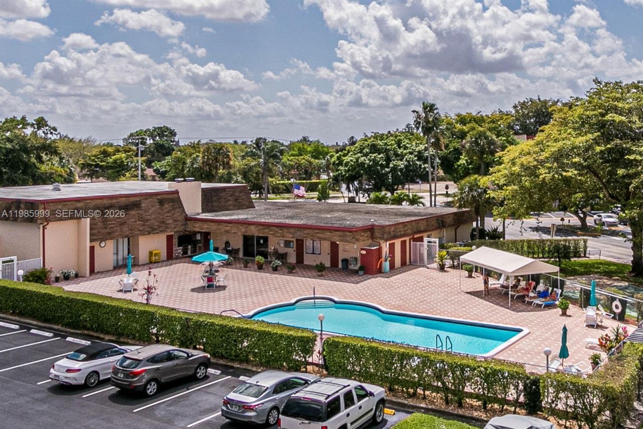 1020 Country Club Dr , Unit 305, Margate, FL 33063 Photo