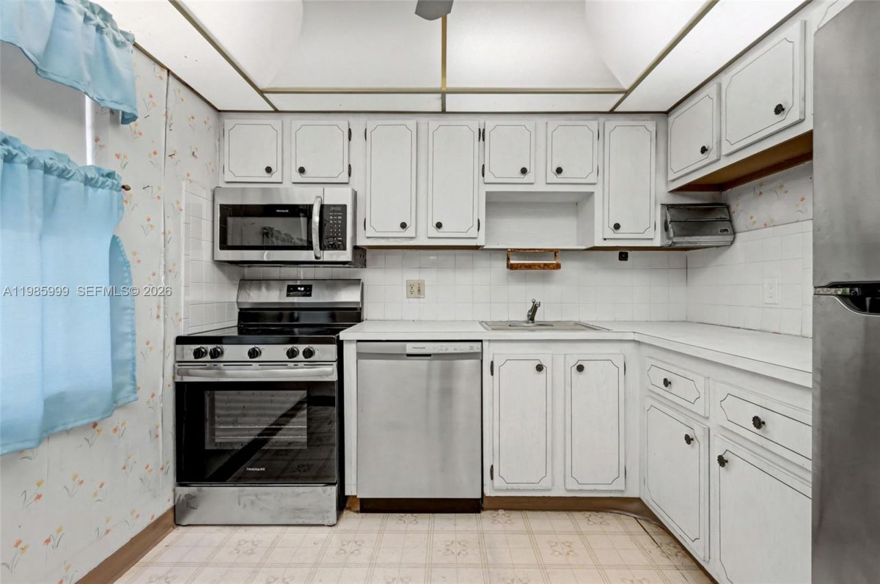 1020 Country Club Dr , Unit 305, Margate, FL 33063 Photo