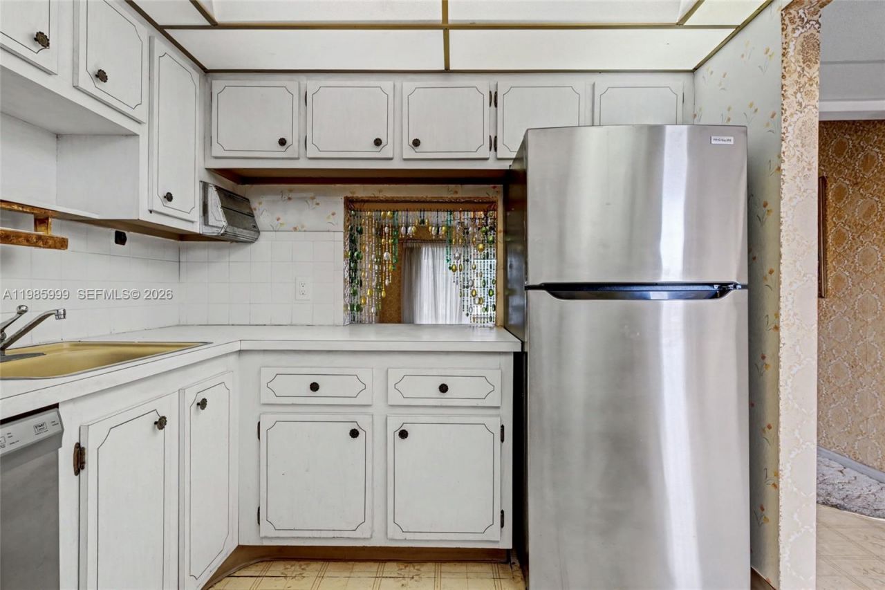 1020 Country Club Dr , Unit 305, Margate, FL 33063 Photo