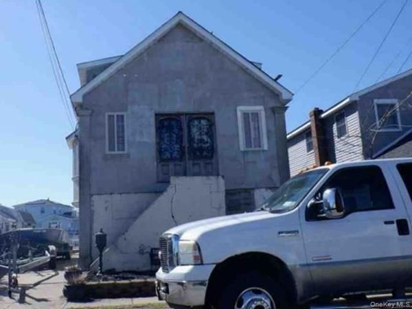 717 S 9th Street , Lindenhurst, NY 11757