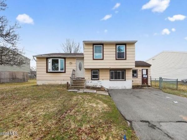 8252 Elaine Circle, Liverpool, NY 13090
