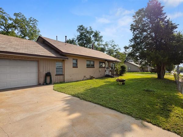 301 W Nelson Street, Bowie, TX 76230