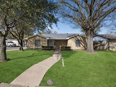 831 Kelso Drive, Dallas, TX 75211