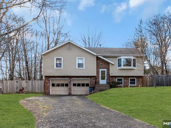 6 Whites Lane, WALDWICK, NJ 07463