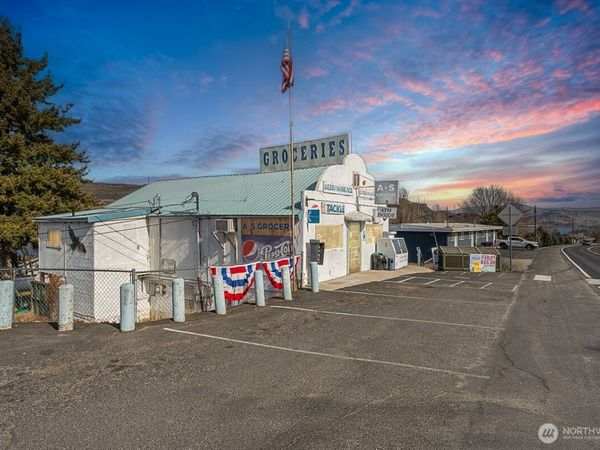 119 E Coulee Boulevard, Electric City, WA 99123