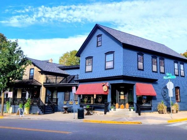 W61N480 Washington AVENUE, Cedarburg, WI 53012