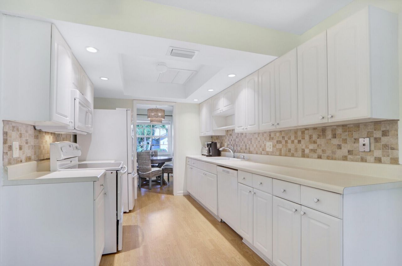 8574 SE Seagrape Way, Hobe Sound, FL 33455 Photo