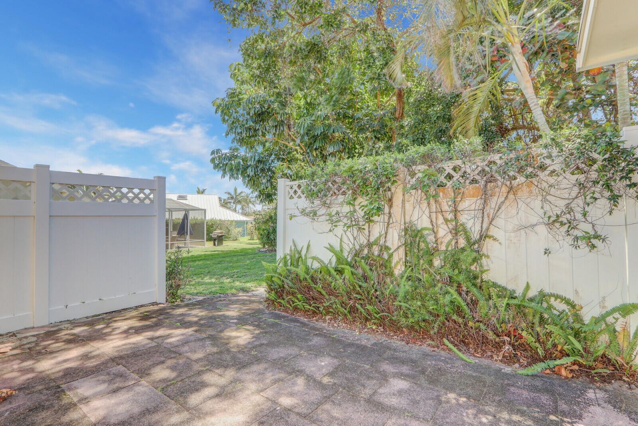 8574 SE Seagrape Way, Hobe Sound, FL 33455 Photo