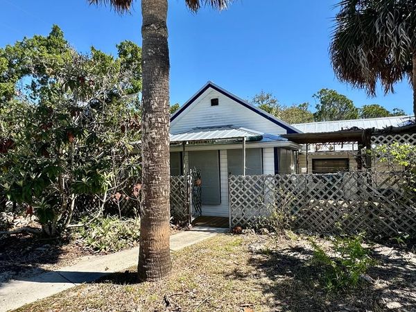 782 7th St, Cedar Key, FL 32625