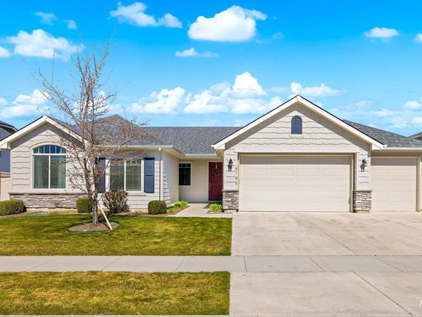 6166 E Canyon Crossing Dr, Nampa, ID 83687
