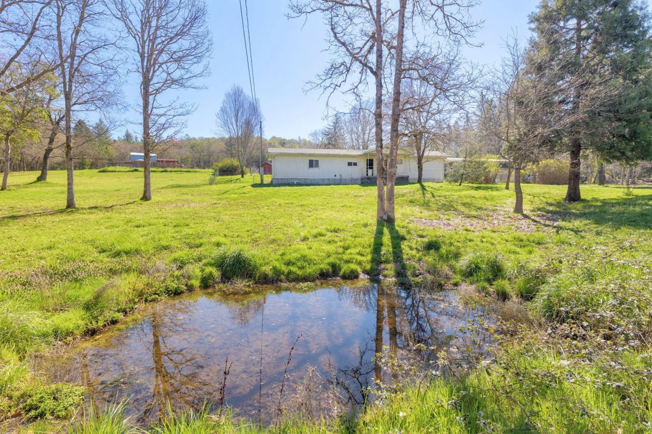 885 Plumtree Lane, Grants Pass, OR 97526 Main Photo