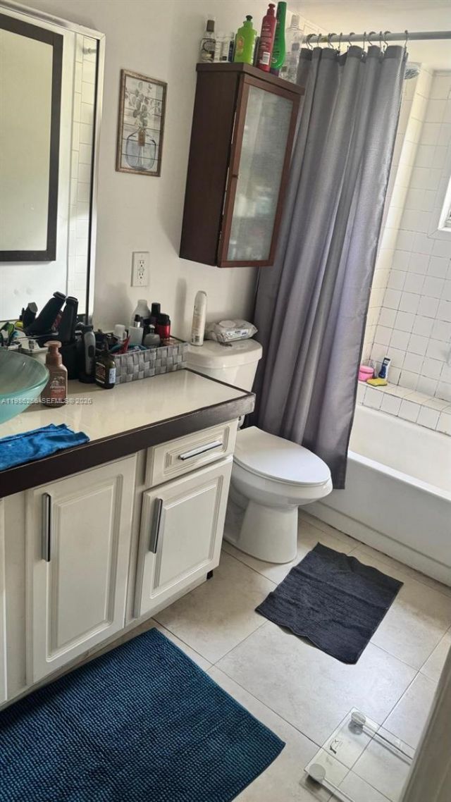 8215 Lake Dr , Unit 201, Doral, FL 33166 Photo