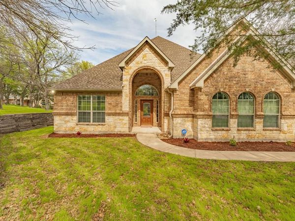 137 N Natural Spring Lane, Azle, TX 76020