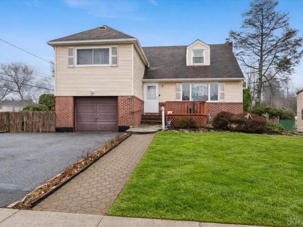 6 Gateway Street , Bethpage, NY 11714